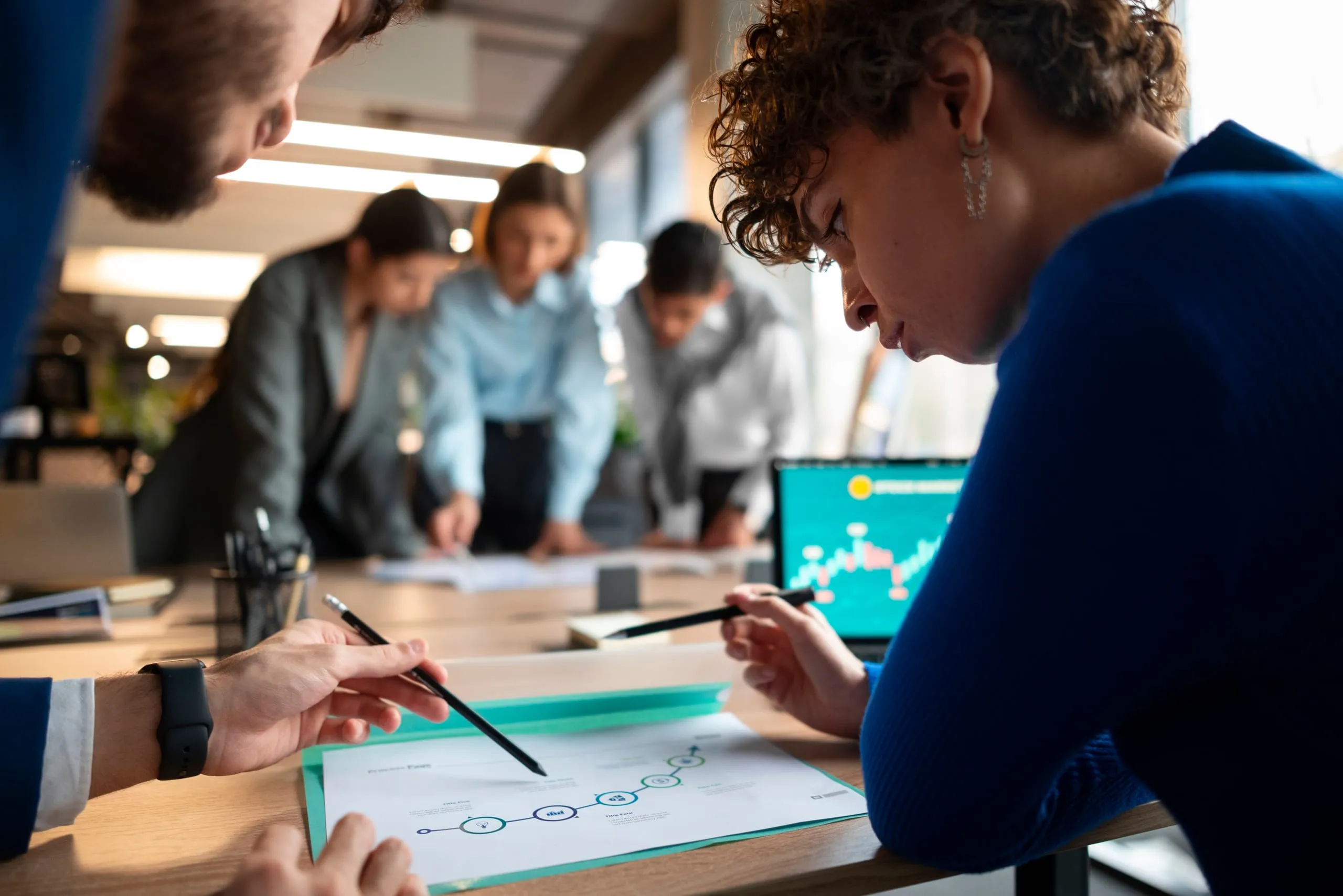 Personnes réunies autour d'un document lors d'un atelier de bilan de compétences.