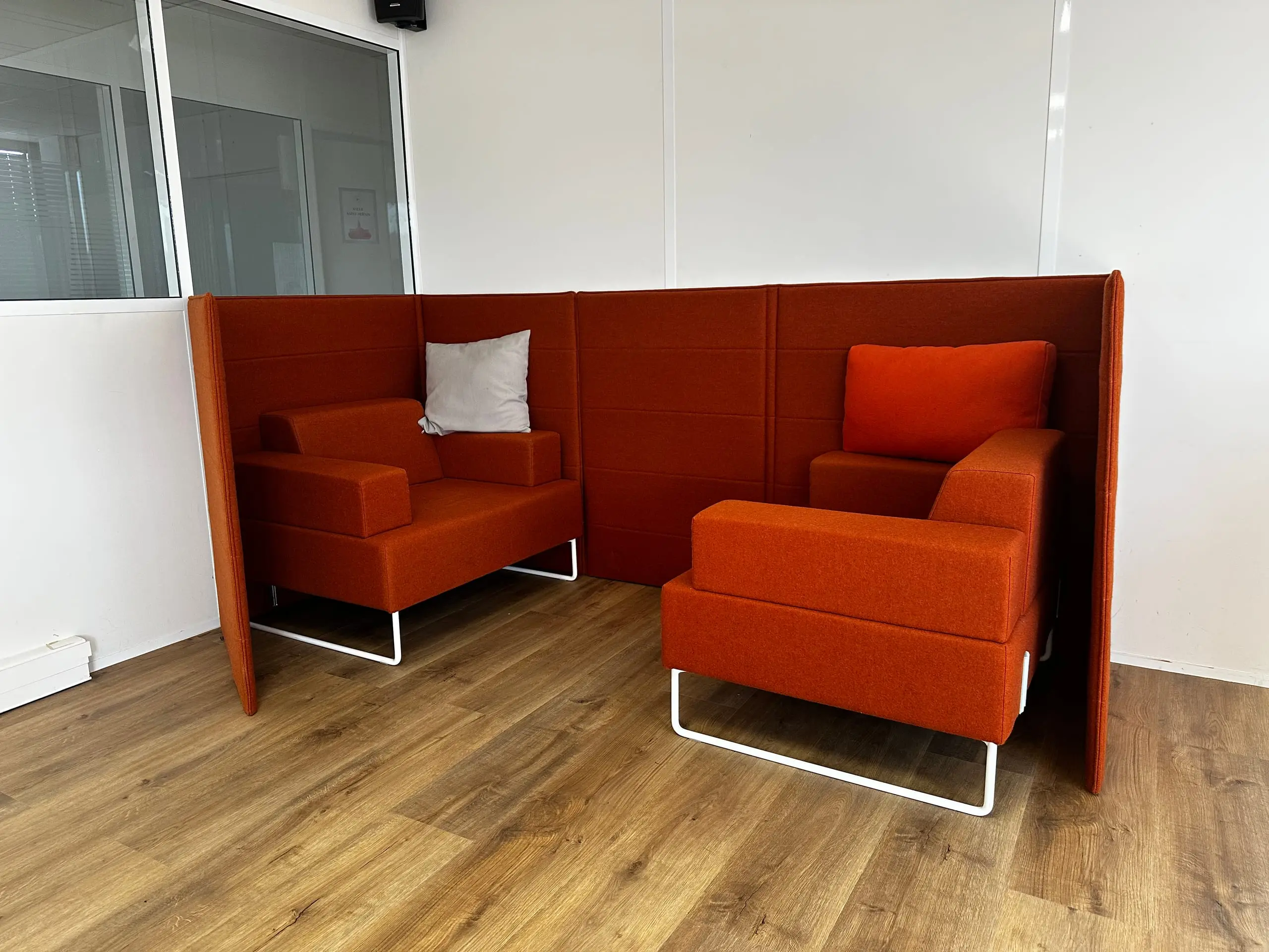 Espace lounge du CFA Paedagogia avec deux fauteuils acoustiques orange