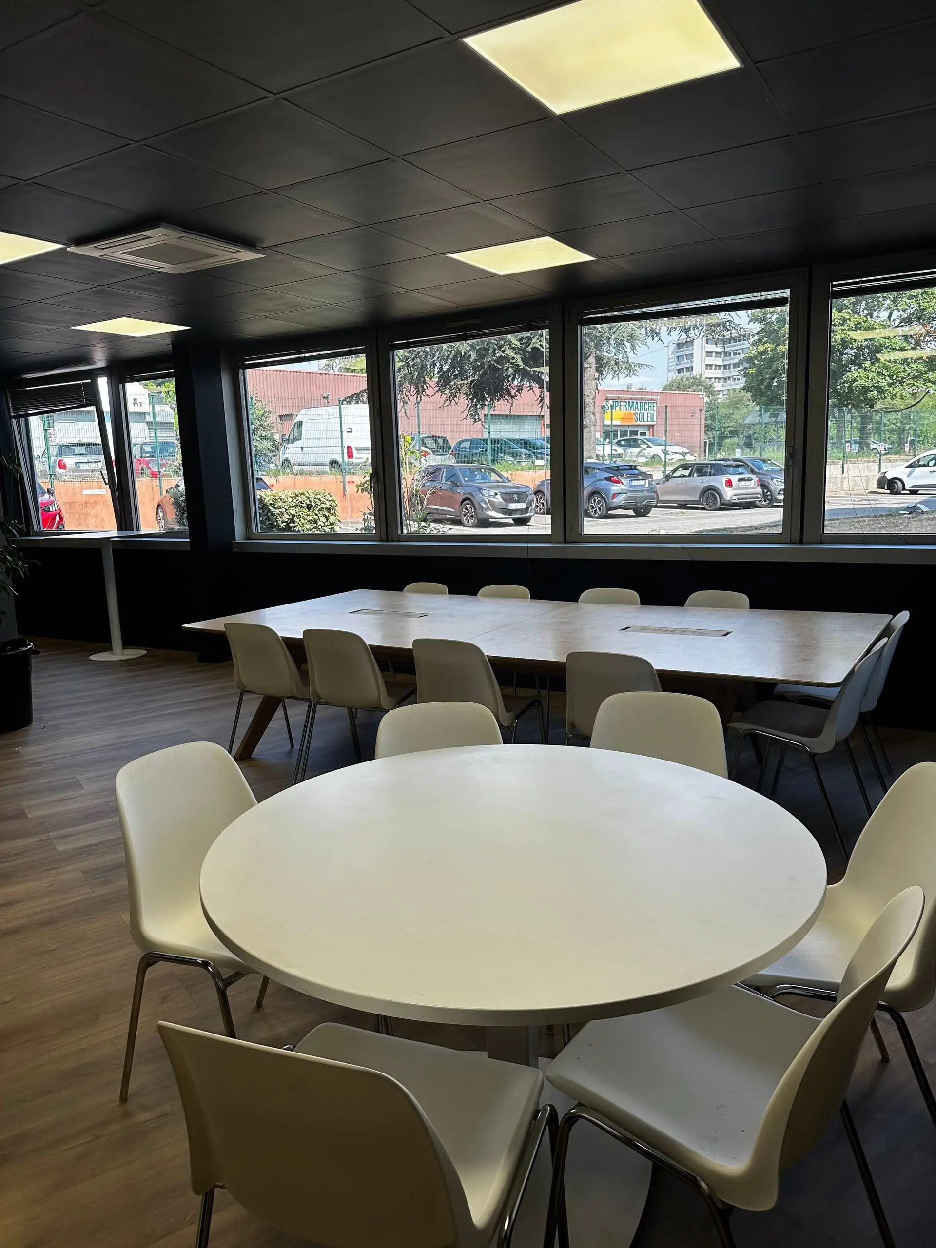 Salle de réunion du CFA Paedagogia équipée de tables modulables
