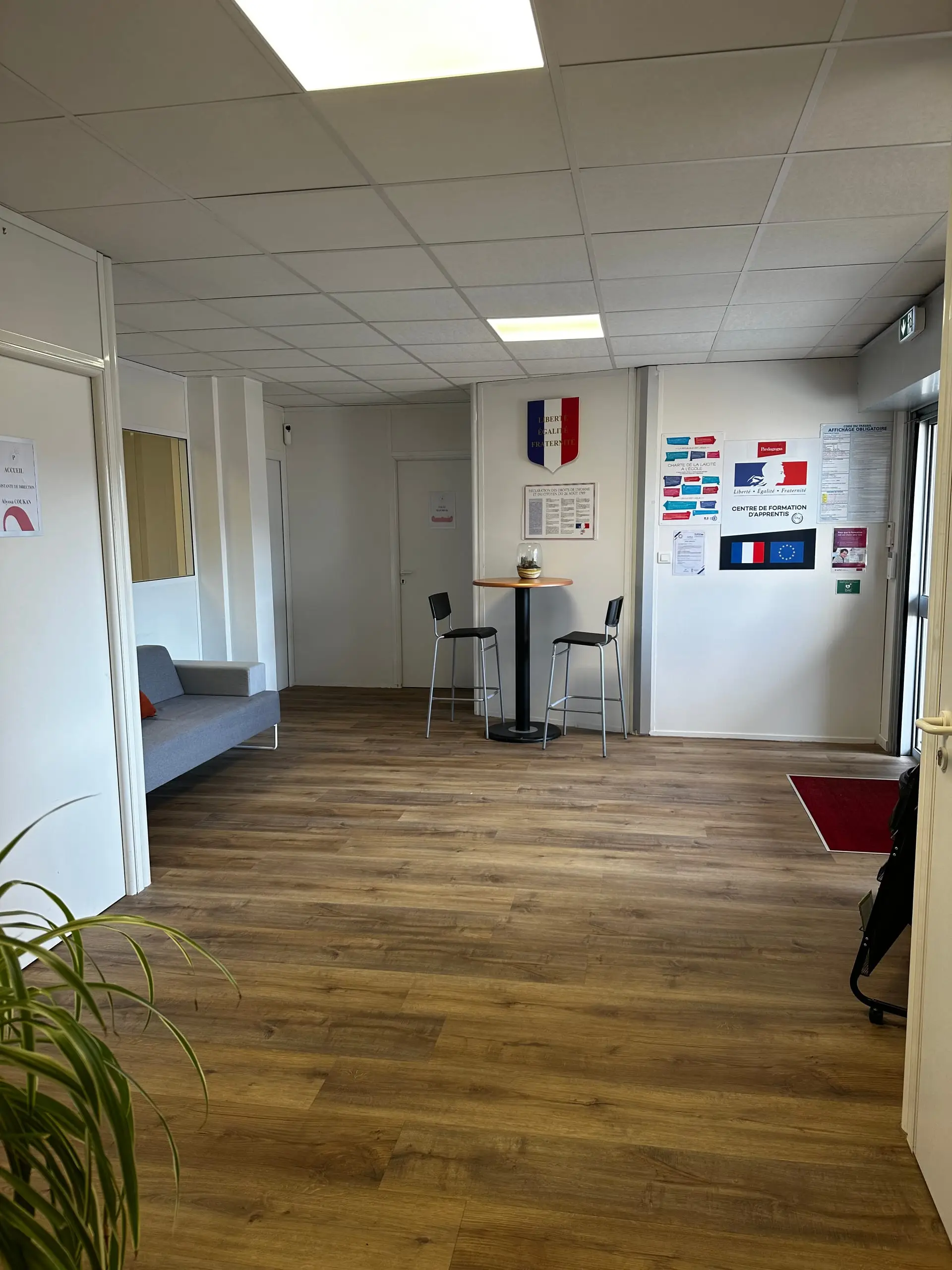 Entrée du CFA Paedagogia avec affichages officiels et drapeaux français et européen