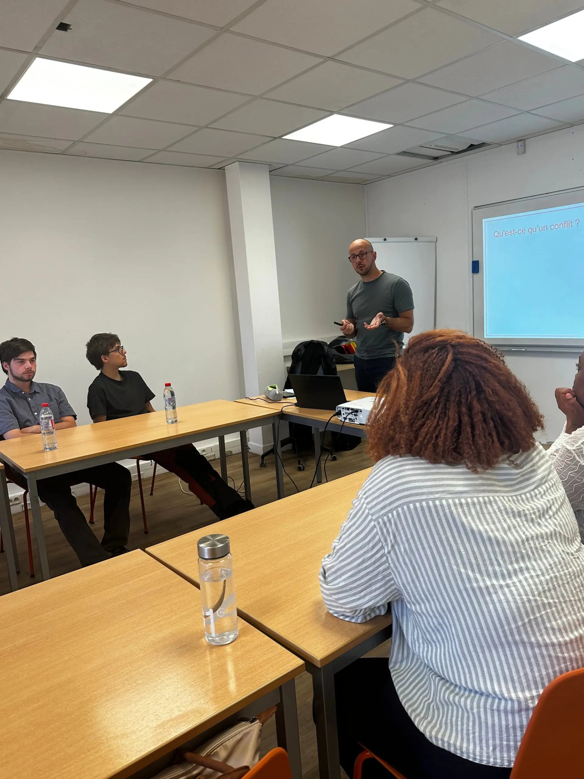 Formateur du CFA Paedagogia animant un cours devant un groupe d'apprentis