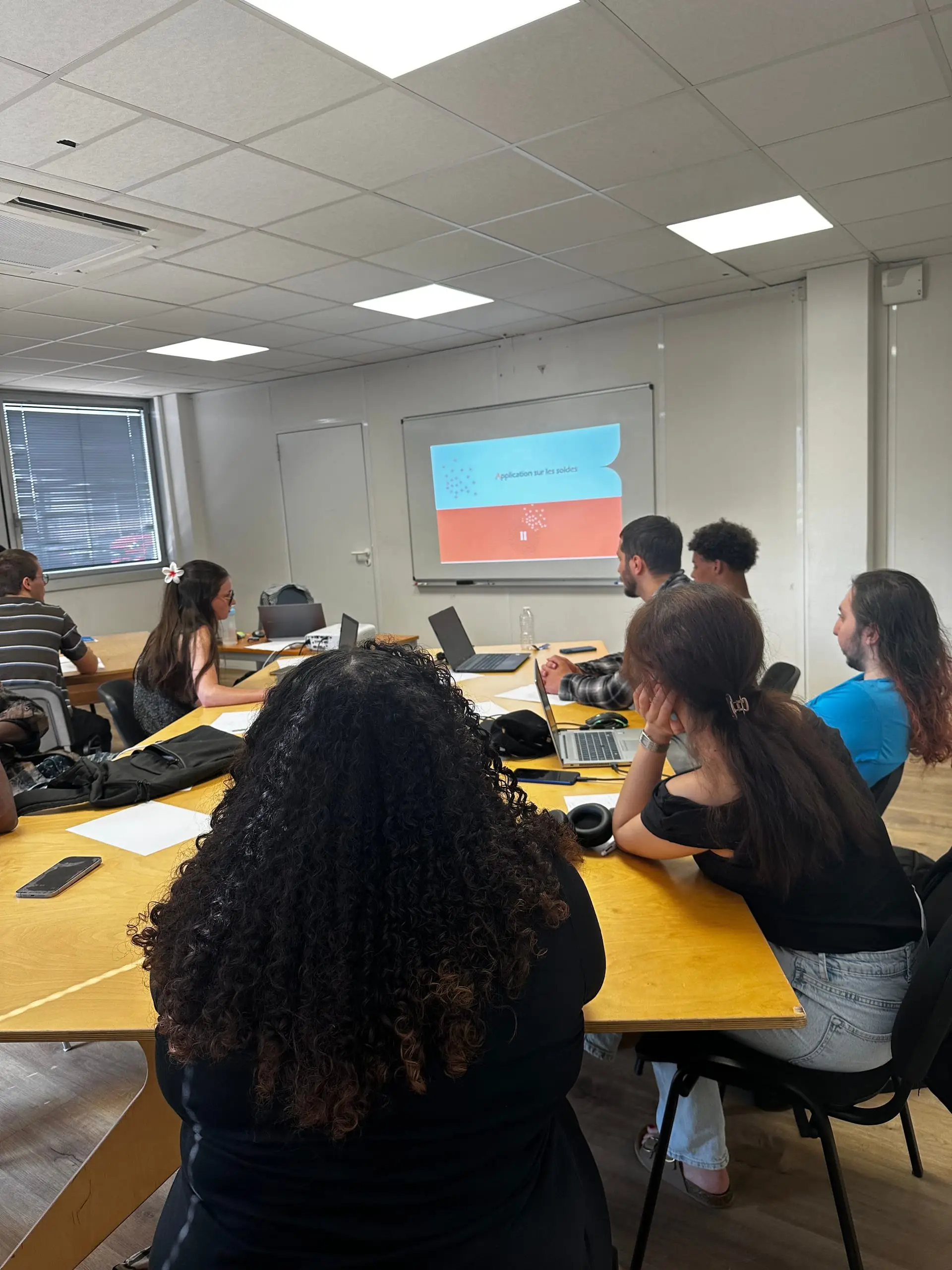 Apprentis du CFA Paedagogia suivant une présentation projetée en salle de formation