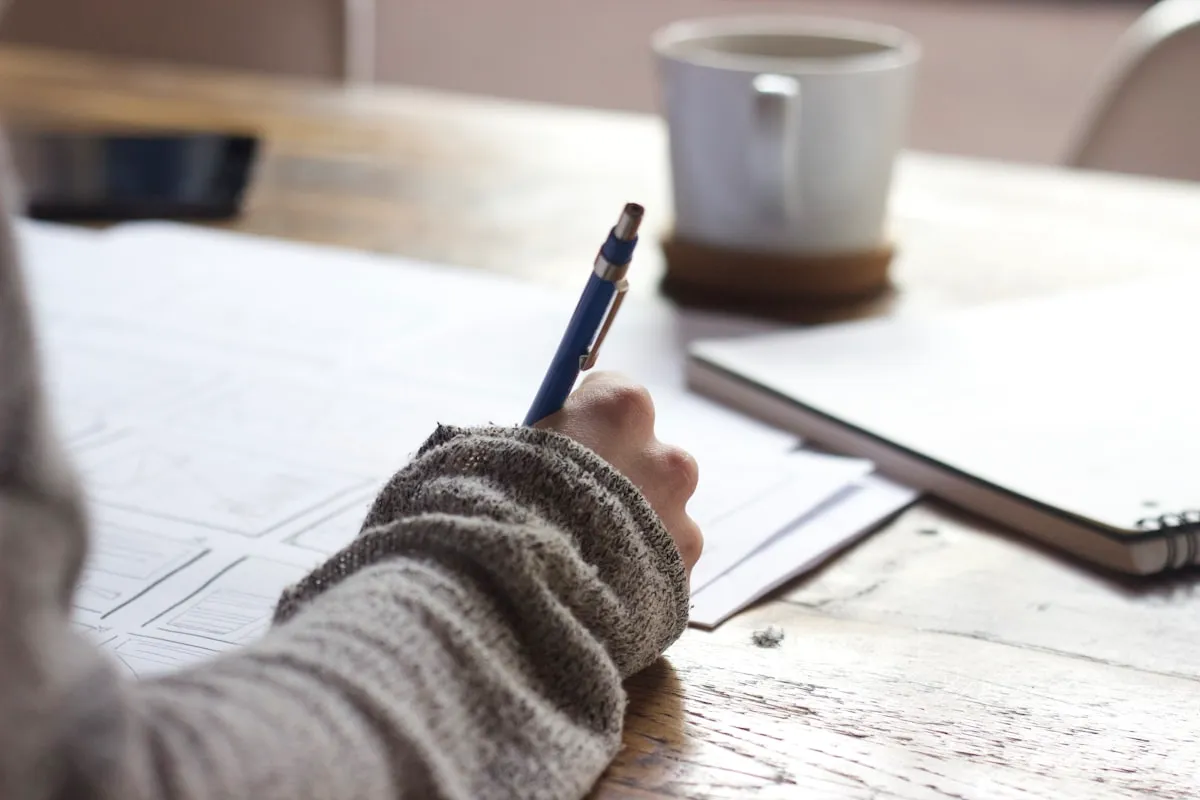 Formateur certifié Qualiopi animant une session de formation en alternance