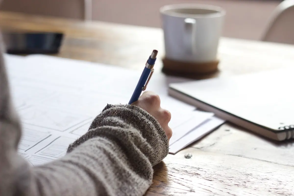 Formateur certifié Qualiopi animant une session de formation en alternance