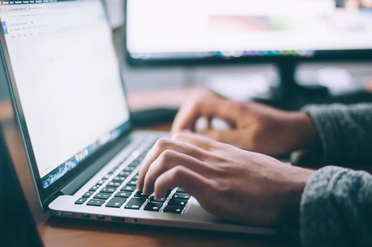 Personne devant un ordinateur préparant sa recherche d'entreprise d'alternance