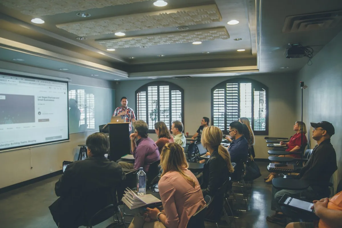 Formateurs Paedagogia accompagnant des apprentis en commerce à Toulouse